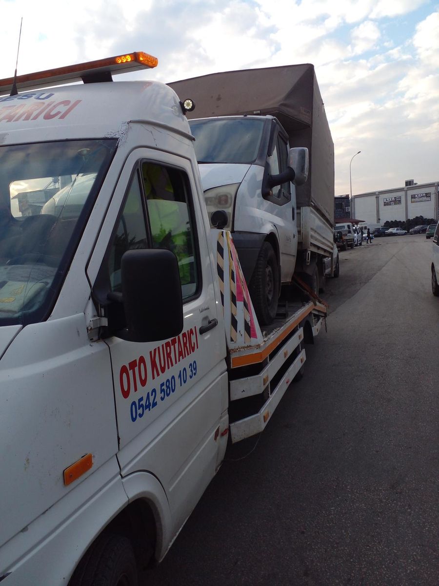 Kaydırmalı platforma yüklenmiş ticari araç — Gaziantep araç taşıma
